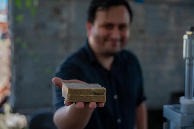 El exitoso emprendimiento hondureño que logró convertir el aceite de cocina usado en jabón y comida