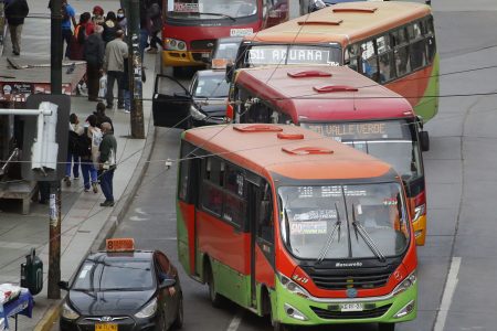 Suspenden transporte público en el borde costero de regiones de Valparaíso y Bío Bío por tsunami