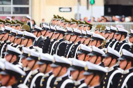 “Me pagaban con champú”: Reintegran a cadete expulsado de la Armada por cortar el pelo a compañeros