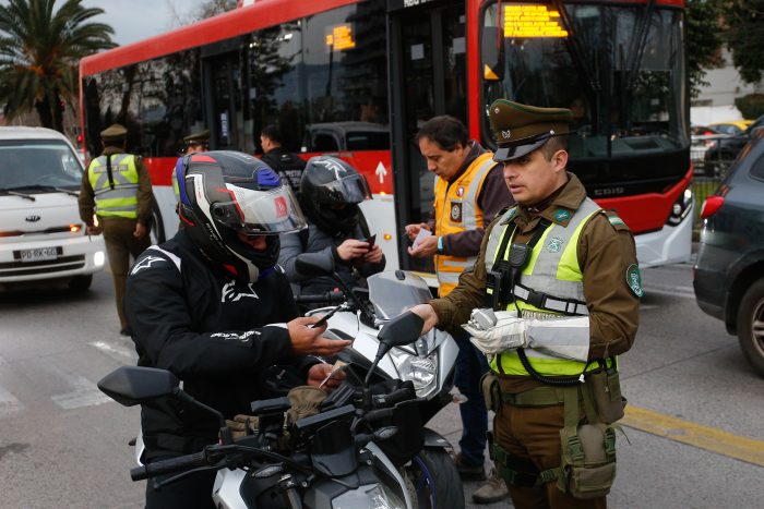 ¿Quién hace la pega? Carabineros no detuvo a 144 prófugos en controles de tránsito según Contraloría