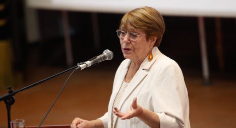 Bachelet critica "campaña sucia" contra Matthei y advierte sobre discursos golpistas