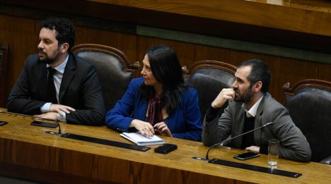 Gobierno logra aprobar reforma a permisos mientras diputados disidentes exploran llevarla al TC
