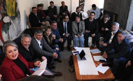 Oficialismo retoma negociación parlamentaria bajo presión por lista única y sobreoferta de nombres