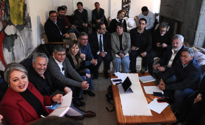 Oficialismo retoma negociación parlamentaria bajo presión por lista única y sobreoferta de nombres