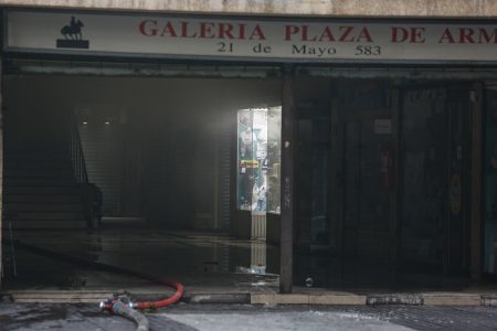 Incendio que afectó a galería comercial en Santiago aún no es controlado