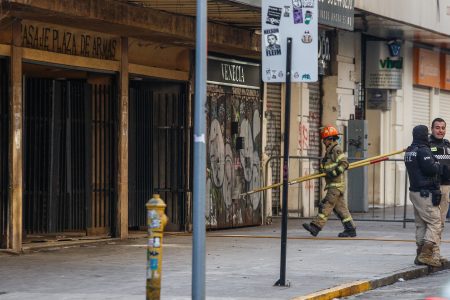 Edificio incendiado en Santiago con riesgo de quedar inutilizable
