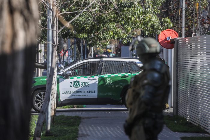 Encapuchados se enfrentan a Carabineros fuera del liceo Lastarria