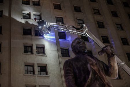 Bomberos controló incendio en el Ministerio de Hacienda: pisos superiores "comprometidos al 100%"