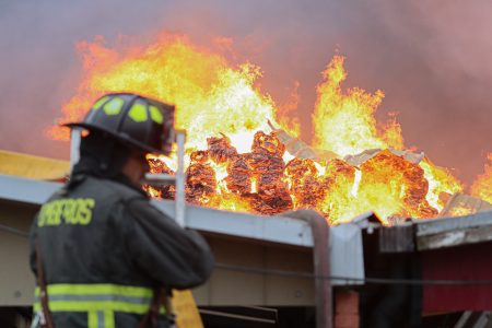 Incendio afecta a bodega de ropa en Concepción: hay riesgo de propagación a viviendas