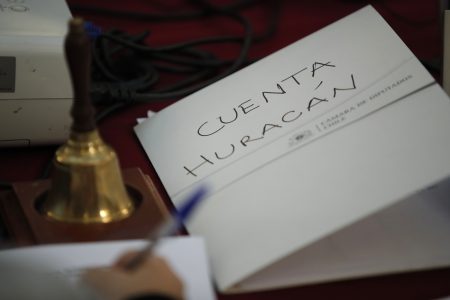 Jueza del caso Huracán recibe flores y un regalo por parte de excarabinero investigado en la causa