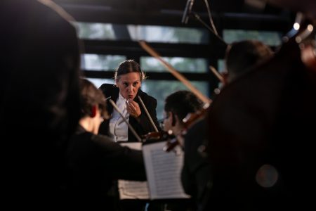 Directora de orquesta chilena Alejandra Urrutia participa en encuentro nacional coral en Argentina