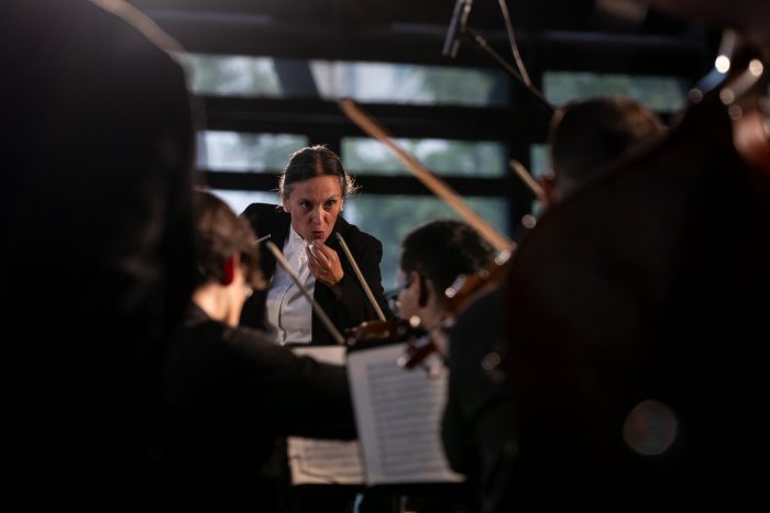 Directora de orquesta chilena Alejandra Urrutia participa en encuentro nacional coral en Argentina