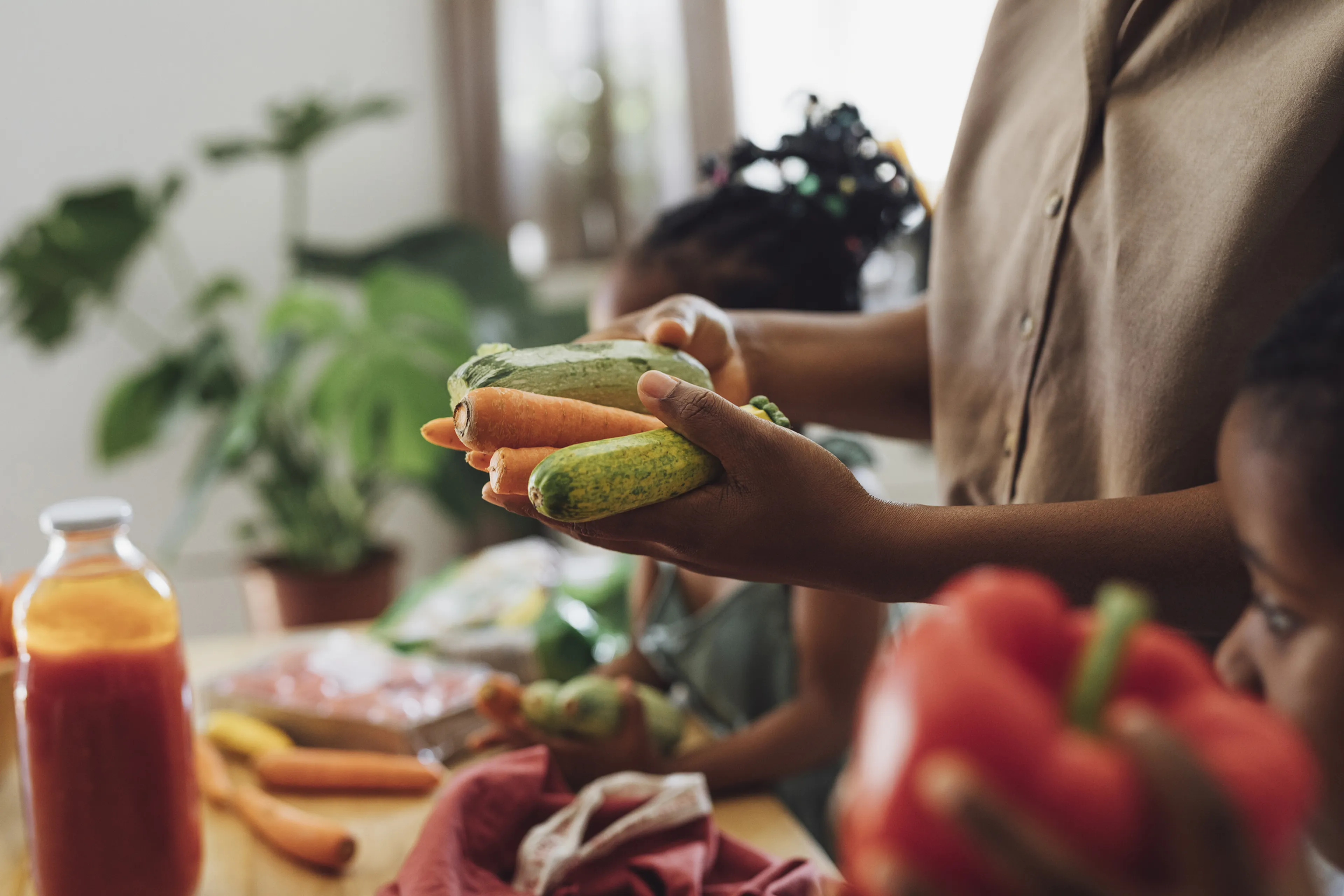 Alimentos y hábitos naturales que ayudan a eliminar la retención de líquidos