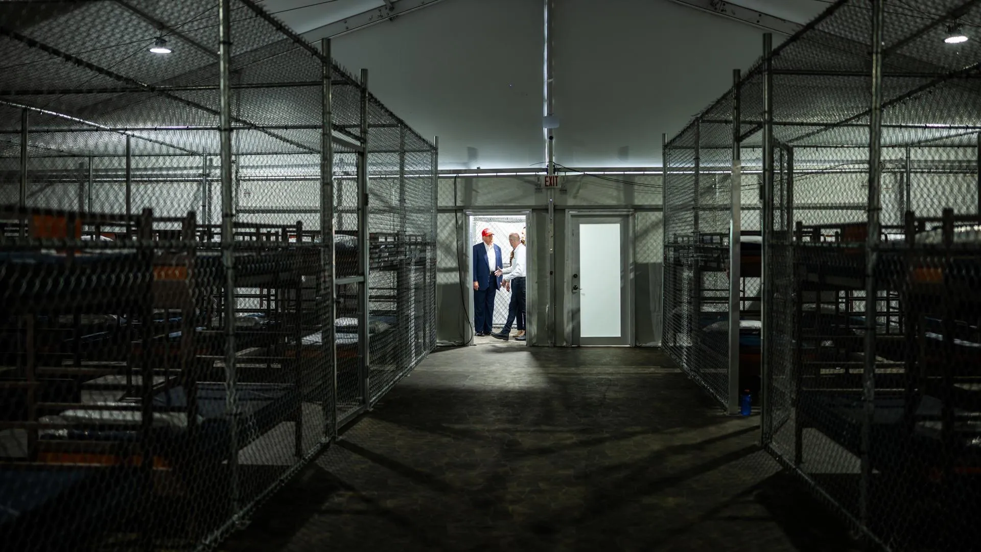 “En jaulas y sin agua”: la realidad en la cárcel para migrantes “Alligator Alcatraz” de Trump