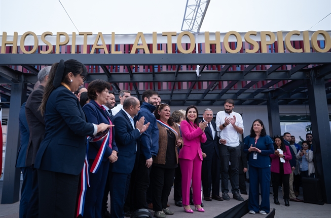 Boric inaugura hospital en Alto Hospicio y anuncia teleférico y mejoras viales