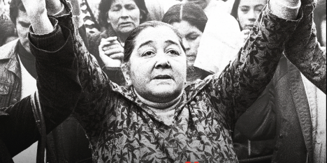 "Ellos no fueron siempre una fotografía": llega autobiografía de defensora de DDHH Ana González