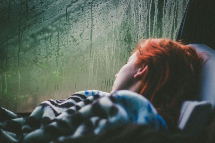 Cómo afecta el frío del invierno a la calidad del sueño y qué hacer para dormir mejor