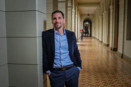 Daniel Halpern, director magíster UC: grupos detrás de los bots "comparten mentalidad conspirativa"