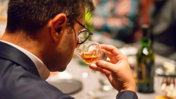 Un viaje sensorial a través del whisky de lujo: conociendo sabores y orígenes en cada vaso