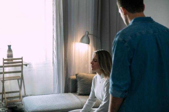 Dry begging: la forma silenciosa de manipulación emocional que arruina relaciones de pareja