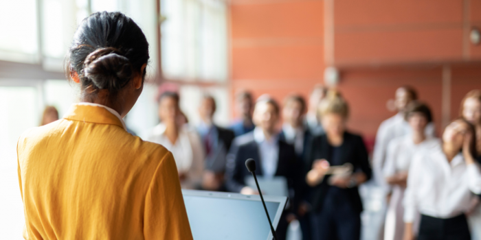 Hablar en público con seguridad: un acto de empoderamiento femenino con historia y propósito