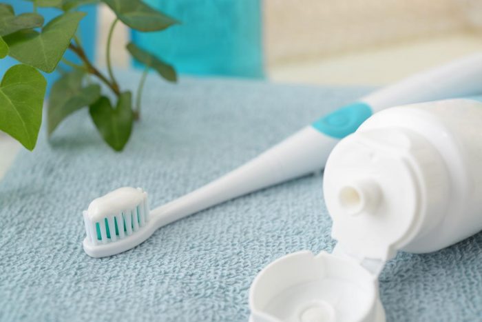 Fluoruro de estaño en pastas dentales: advertencias por riesgos para encías y mucosa oral