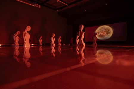 Robots que meditan al sol: la instalación de Joaquín Fargas que reflexiona sobre futuros posibles