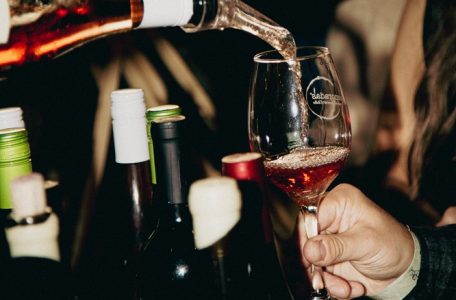 Feria de vinos regresa en agosto con más de 40 viñas independientes y experiencias sensoriales