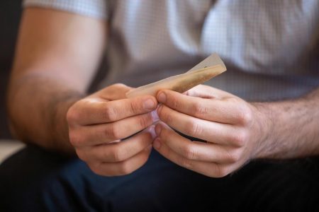Alcohol, cocaína y pasta base: las drogas más consumidas en Chile y cómo abordar las adicciones