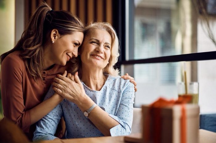 Madres sobreprotectoras: cómo su control limita la autoestima y autonomía de los hijos adultos