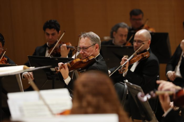 Director Josep Caballé Domenech y violinista Daniel Rowland se presentan con Orquesta Sinfónica