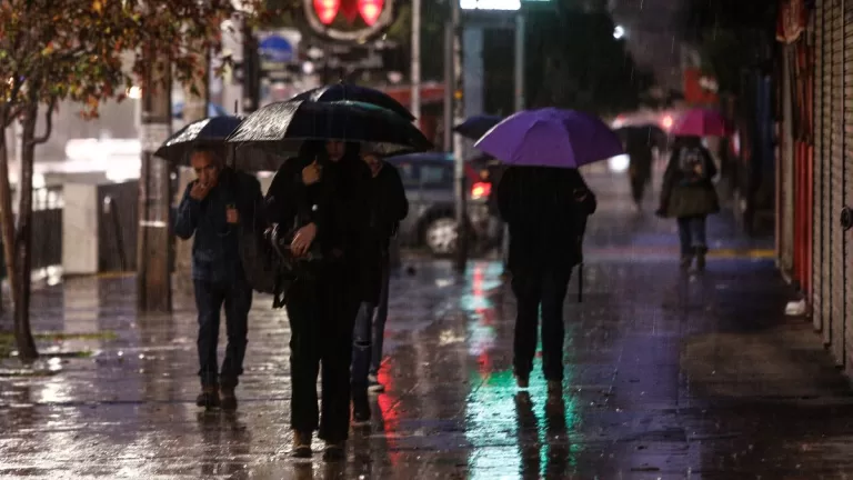 Regresan las lluvias a Santiago: este día lloverá en la RM este fin de semana