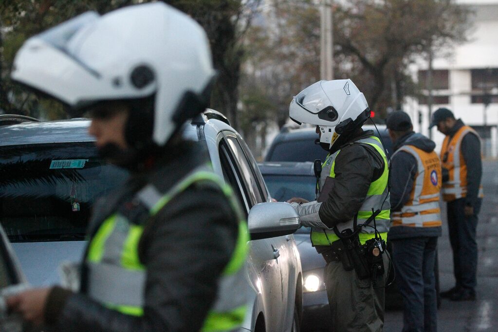https://media-front.elmostrador.cl/2025/07/Restriccion-vehicular-1-de-julio-autos-que-no-pueden-circular-en-Santiago.jpg