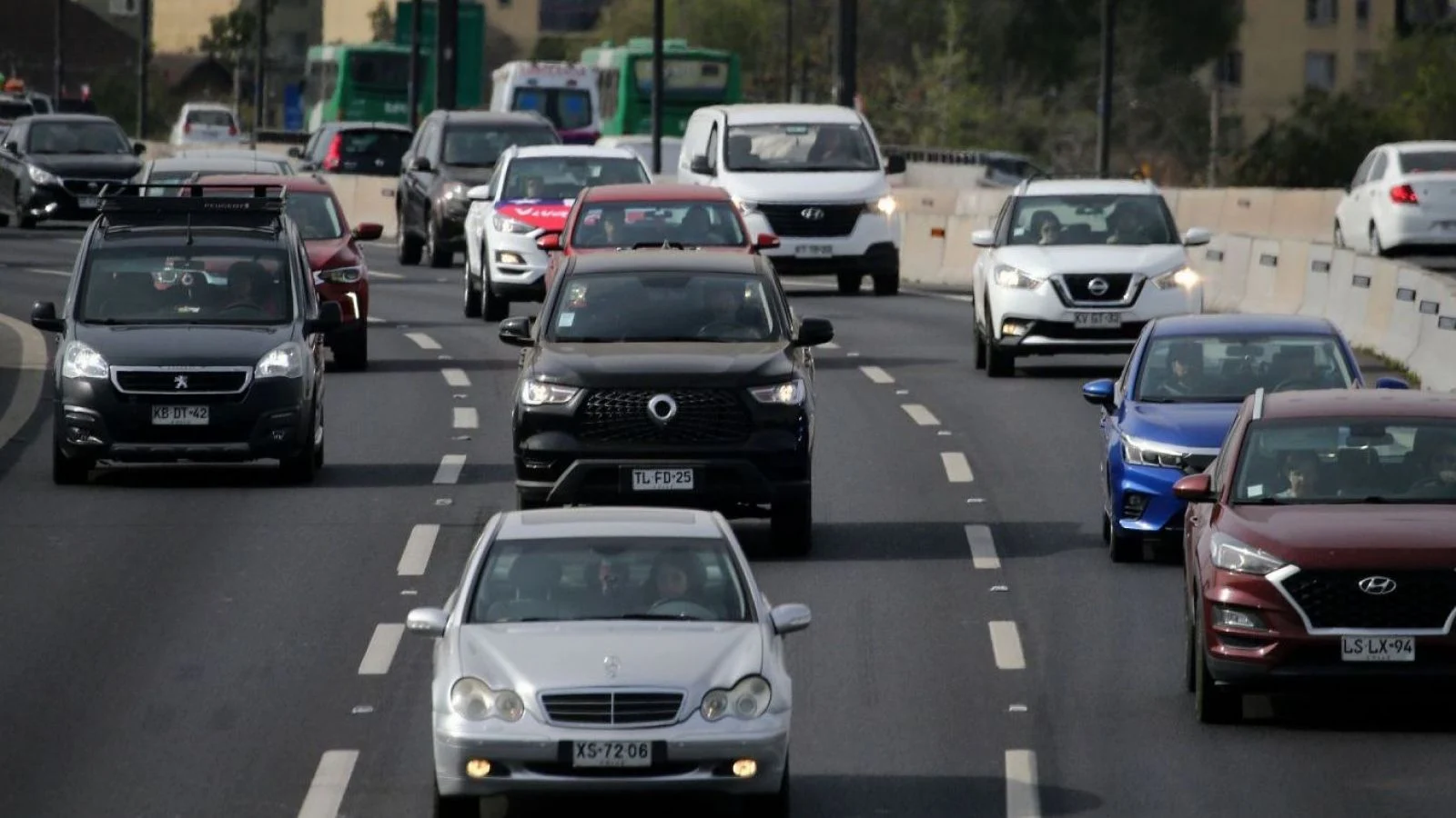Sernac alerta por fallas en más de 37 mil autos Peugeot, Opel, Citroën y Ford en Chile