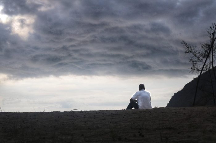 Soledad y aislamiento: el impacto en la salud física y mental que alerta la OMS