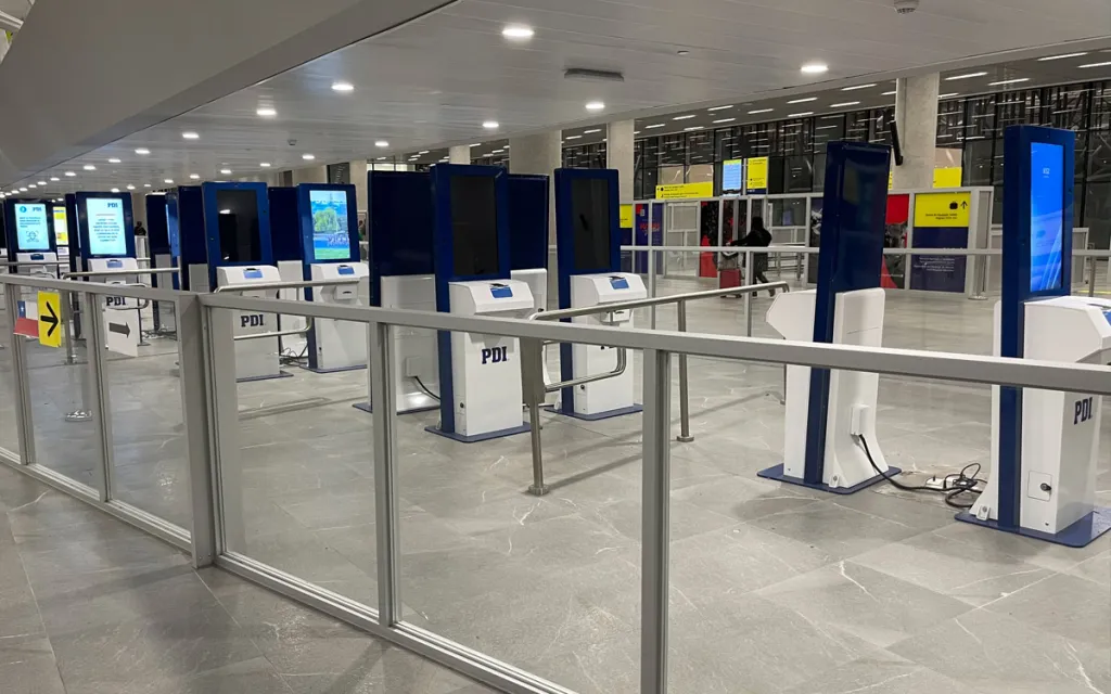 Suspensión de tótems en aeropuerto de Santiago desata críticas: “Nunca funcionaron como se prometió”
