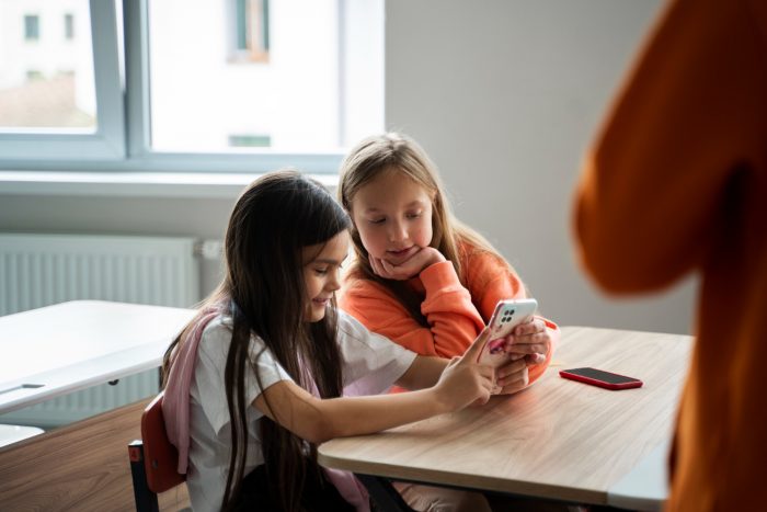 Uso de celulares en colegios: ¿Silenciar la señal o educar en la era digital?