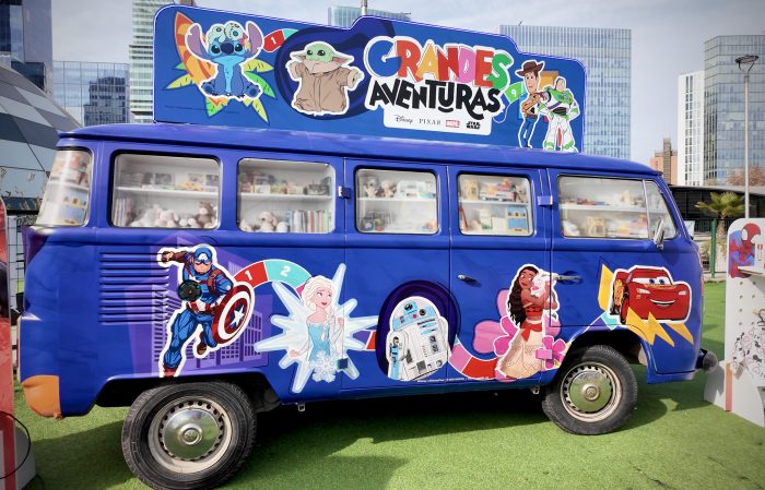 “La van de la aventura” recorre Santiago con juegos y sorpresas por el Día de la Niñez