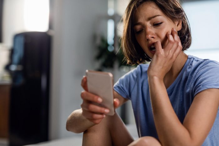 Violencia vicaria digital en Chile: el control y acoso tecnológico que sufren mujeres madres