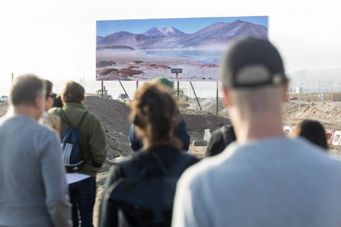 Cuando el arte irrumpe en la ciudad: SACO transforma carteles publicitarios en ventanas al paisaje