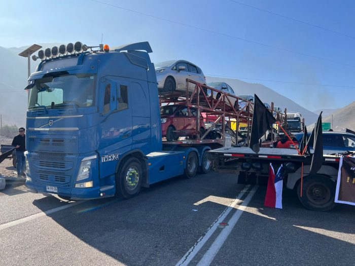 Comerciantes y camioneros de Cuya bloquean Ruta 5 en Arica en protesta por derrumbes y cortes