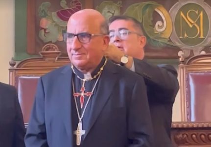 Cardenal Chomalí, vecino ilustre: le entregan condecoración "Santiago de Nueva Extremadura"