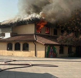 Incendio afecta al edificio municipal de Peñalolén
