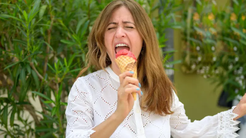 Por qué los helados nos hacen sentir que duele el cerebro (y cómo evitar esa molestia)