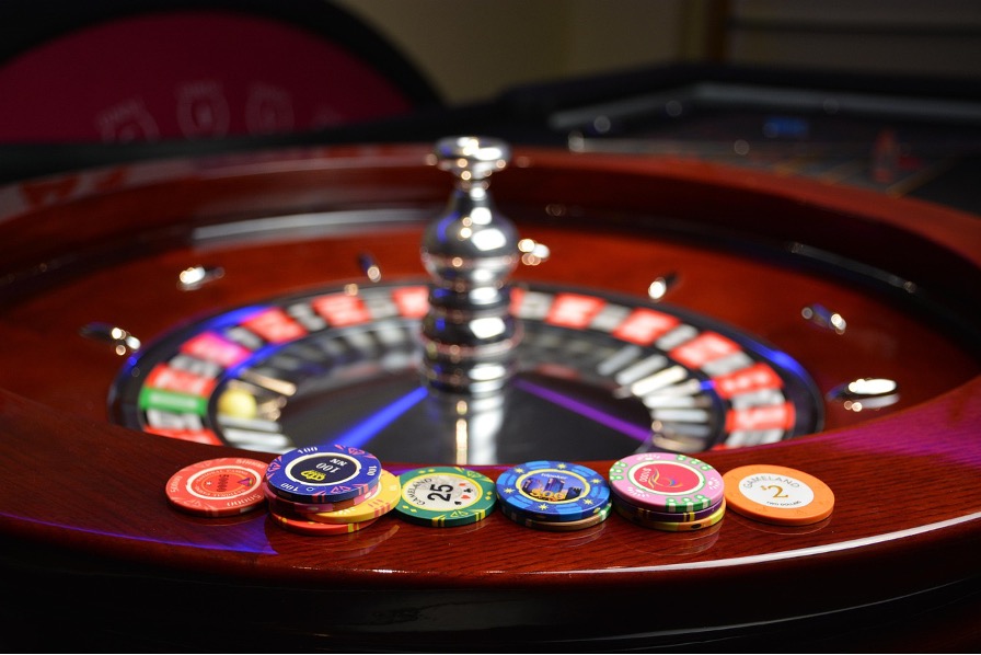 Fichas de casino en una rueda de ruleta.