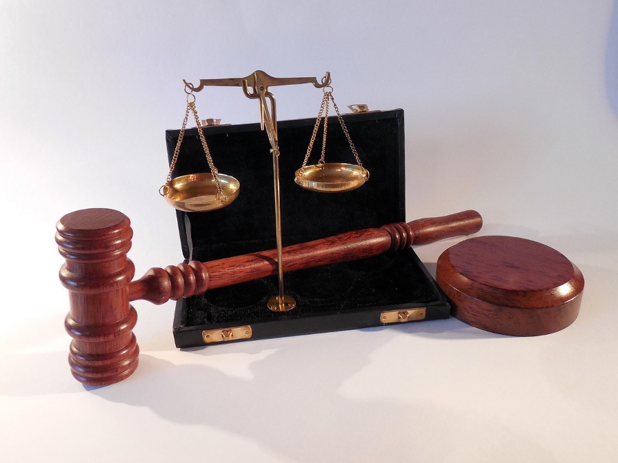 Símbolos judiciales: un martillo de juez y una libra.