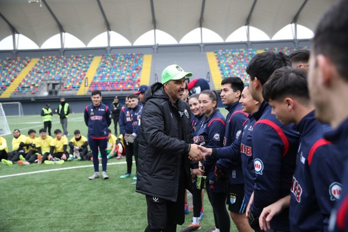 Estudiantes universitarios participan en clínica deportiva en gira de despedida de Claudio Bravo