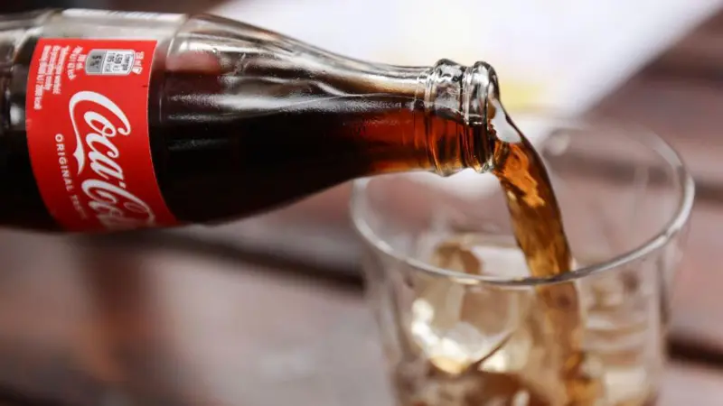 Por qué Trump quiere que Coca-Cola cambie ingrediente clave de la bebida gaseosa en Estados Unidos