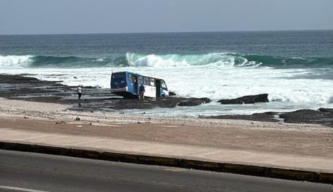 Microbús cayó al mar en sector El Huáscar de Antofagasta