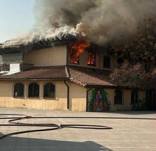 Incendio afecta al edificio municipal de Peñalolén